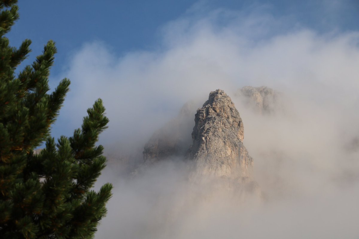 Una cima del Sasso Piatto spunta maestosa dalle nuvole in <a href="/valdifassa/">Val di Fassa</a> <a href="/DolomitesUNESCO/">Dolomites UNESCO</a> <a href="/VisitTrentino/">Visit Trentino</a>