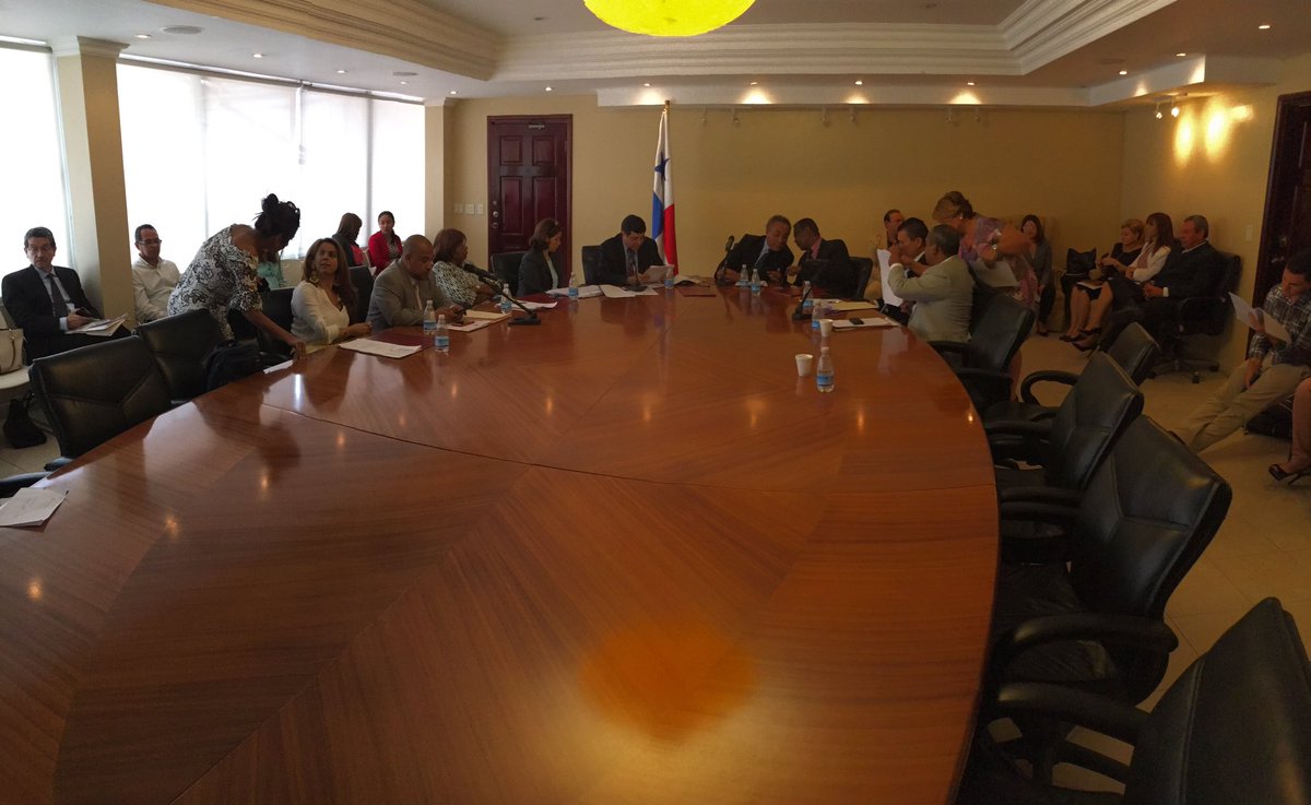 Se prohíja el proyecto de imprescriptibilidad de los delitos de corrupción. Felicito a jóvenes estudiantes de derecho por su iniciativa.