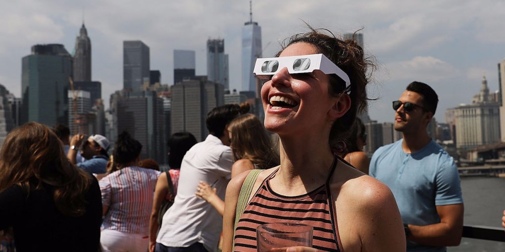 insidertechbiz's tweet photo. The solar eclipse caused a 10% drop in Netflix viewing https://t.co/rQsMKzZlKz https://t.co/IKN3QZUMSm