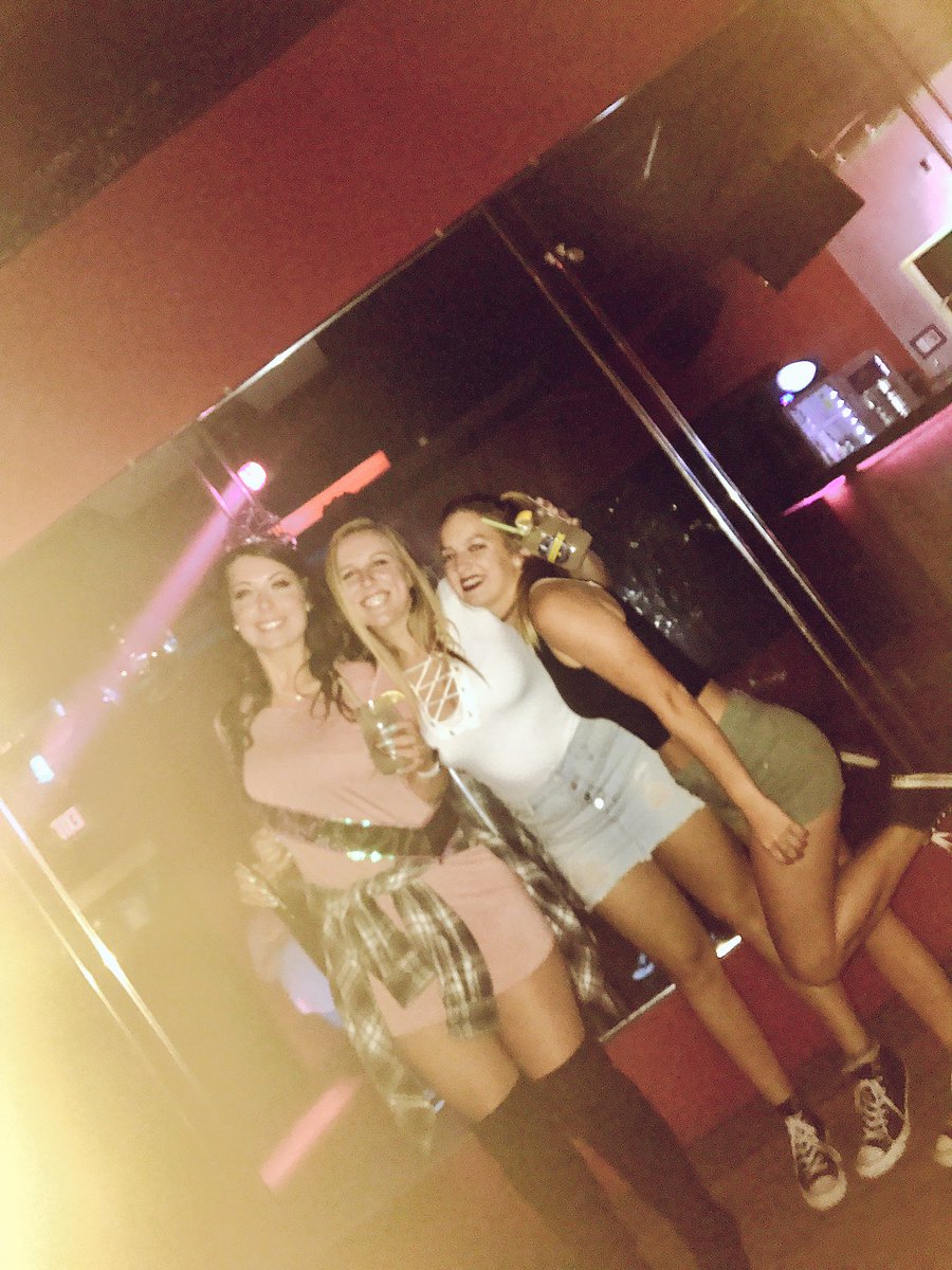 Moe_Butts's tweet photo. Last night was one for the books 😍#21er https://t.co/7st1Jw0zgt