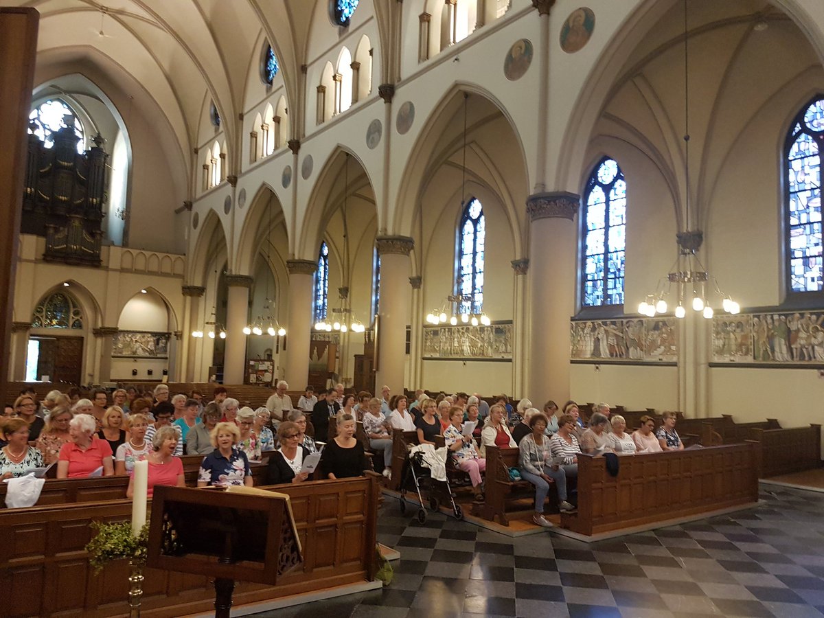 Strandwal's tweet photo. De eerste repetitie is begonnen van het leukste koor van Rijswijk! Onder leiding van Gregor Bak zingt het Strandwalkoor gezellig mee! https://t.co/djJB1ezk6D