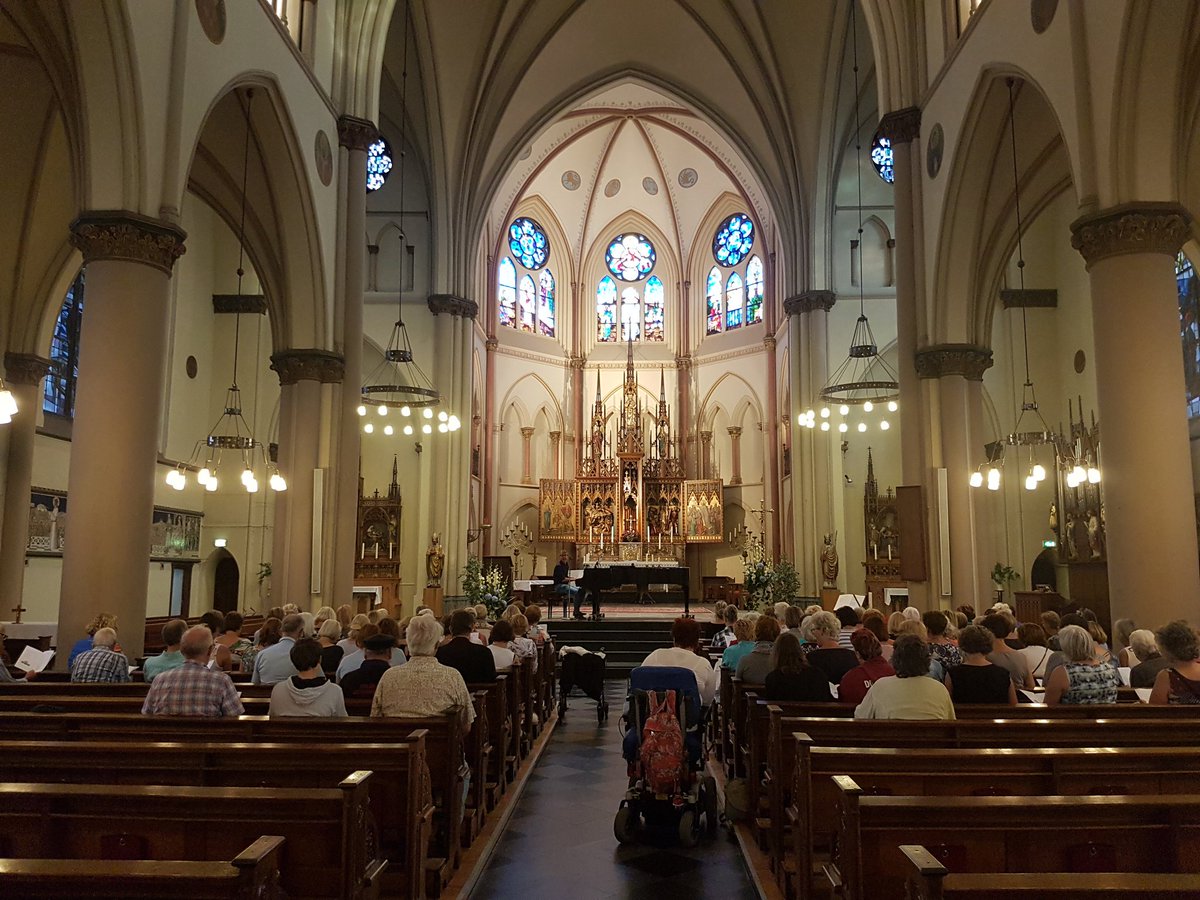 Strandwal's tweet photo. De eerste repetitie is begonnen van het leukste koor van Rijswijk! Onder leiding van Gregor Bak zingt het Strandwalkoor gezellig mee! https://t.co/djJB1ezk6D