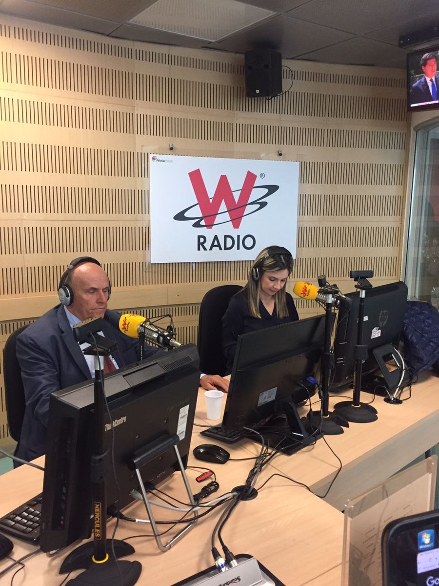 AlcaldiaDeCali's tweet photo. #AEstaHora el alcalde @MauriceArmitage en diálogo con @VickyDavilaH en la @WRadioCo. https://t.co/bUqWLx6Cv8