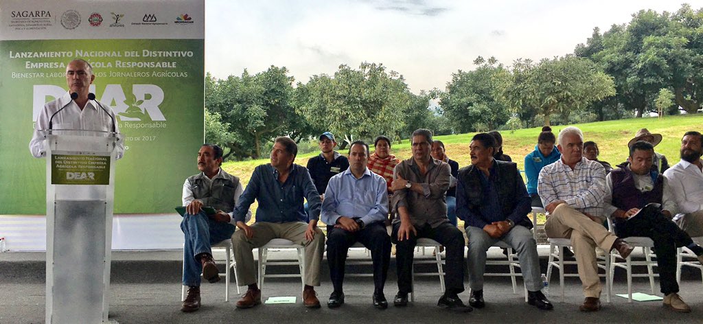 JorgeNarvaezN's tweet photo. Lanzamiento Nacional del #DistintivoEmpresaAgrícolaResponsable #DEAR "Bienestar Laboral para los Jornaleros Agrícolas" @SAGARPA_mx https://t.co/15CgVyKobr