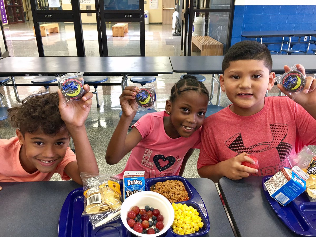 MrsPaigeJorge's tweet photo. Thanks @TWolfMsMolly for planning a special post-eclipse treat for our kiddos today! #MoonPieEclipse @CGETwolves https://t.co/P8JsqusWfX
