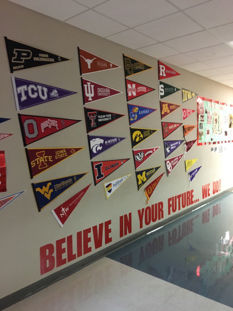 GROWINGROYALS's tweet photo. College wall.. College For ALL! #ClintonTOGETHER #Jefferson https://t.co/55N6enTkcW