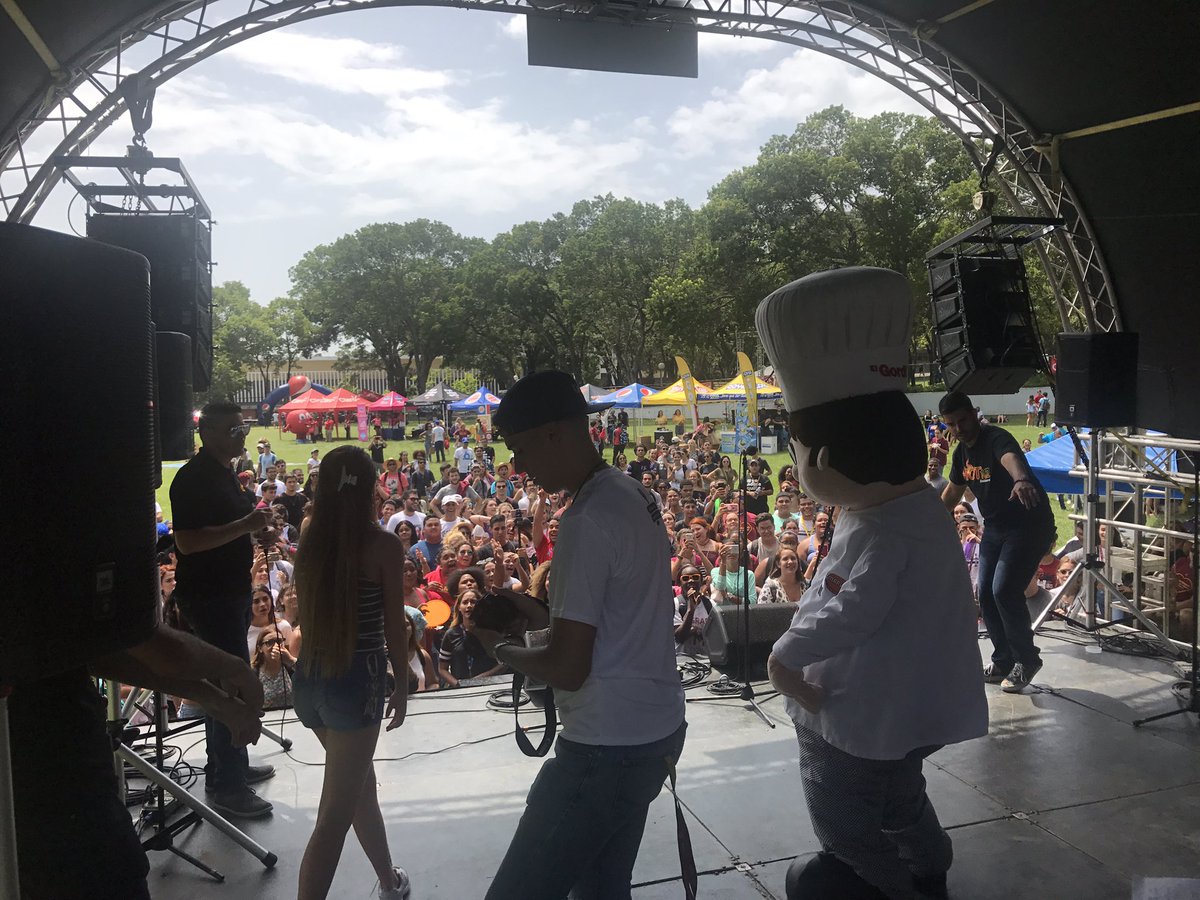 LeyniceRivera's tweet photo. @Hot102pr y Dj Migya encienden la tarima del Sagrado Homecoming Fest #per3212 https://t.co/egIZNf7YDw