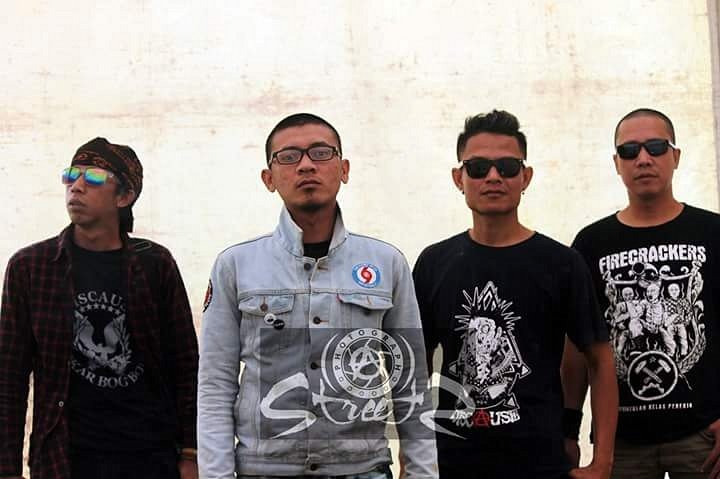 discausepunk's tweet photo. Kami akan memburumu seperti kutukan
📷 by @streetphotograph #discause #punk #punkrock #Tasikmalaya https://t.co/4Hg5HpEOXD