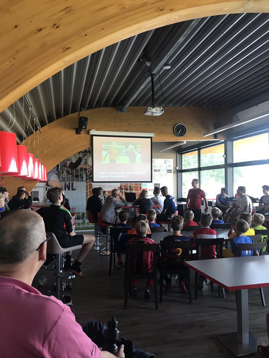 svExcelsior31D1's tweet photo. Vandaag een gezamenlijke kick-off. met J019-1, JO17-1 en JO15-1 Mooi en duidelijk. Samen 1 passie! #beleving #1doel #wijzijnexcelsioren. https://t.co/XbGzJHS9mS