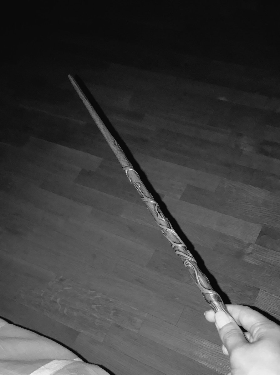 Luztty's tweet image. Madera de aliso, y núcleo de pluma de fénix. 32 centímetros, ligeramente flexible.