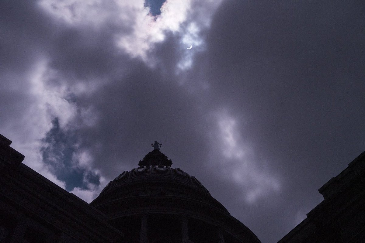 TexasTribune's tweet image. Here&apos;s the Texas Capitol at the height of the solar eclipse on Monday. 

Photo by Bob Daemmrich. #txlege