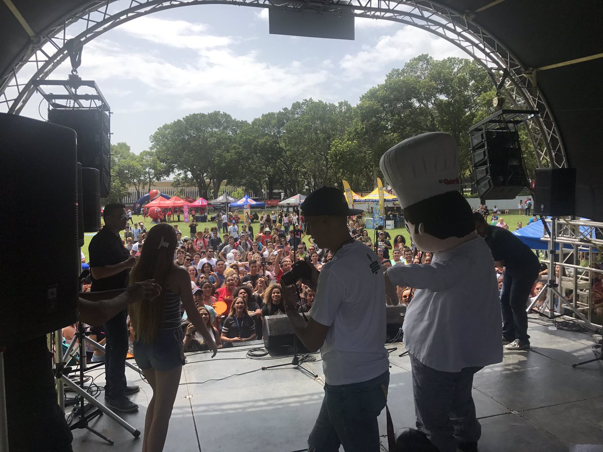 LeyniceRivera's tweet photo. @Hot102pr y Dj migya encienden la tarima del Sagrado Homecoming Fest #per3212 https://t.co/yTNnbVQ0jp