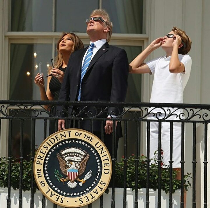 AlvisoGaby's tweet image. Cuando prefieres quedarte ciega, a seguir viendo a tu marido.... jajaja
#Humor 
#EclipseSolar2017