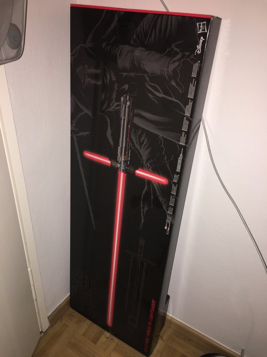 Jemand Interesse an einem OVP Hasbro Force FX Black Series Kylo Ren Schwert ? RT wäre lieb <3