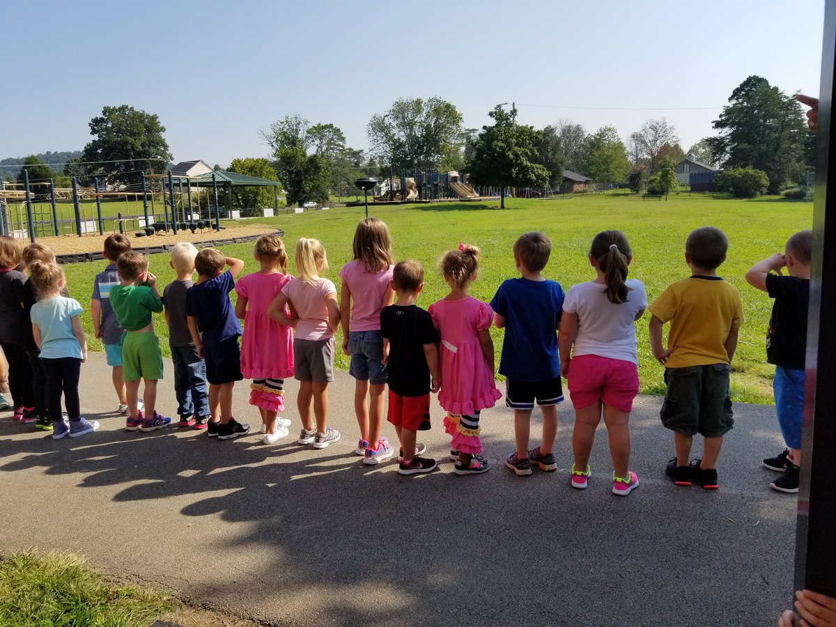 RobinDBennett's tweet photo. Special Area teachers enjoy helping Kindergarteners line up on their 1st full day @BonnyKateElem #bkroars #kcslmc https://t.co/b3wZFGzx6b