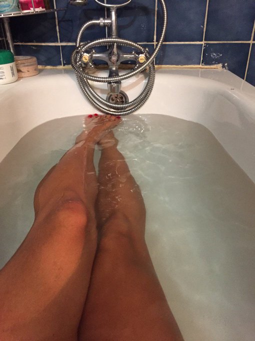 Bath time.... les photos hot ce soir sur onlyfans bisous https://t.co/uJdFUrSCaT<a href="/tag/packing"class="tags"><span>#packing</span></a>