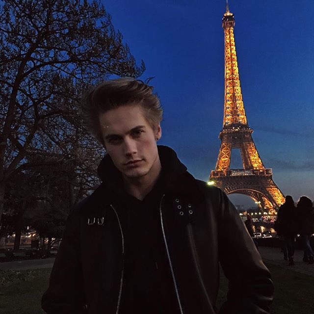WesleyBTunk's tweet photo. Kiss me under the light thousand stars. https://t.co/mzOoN9a5aT