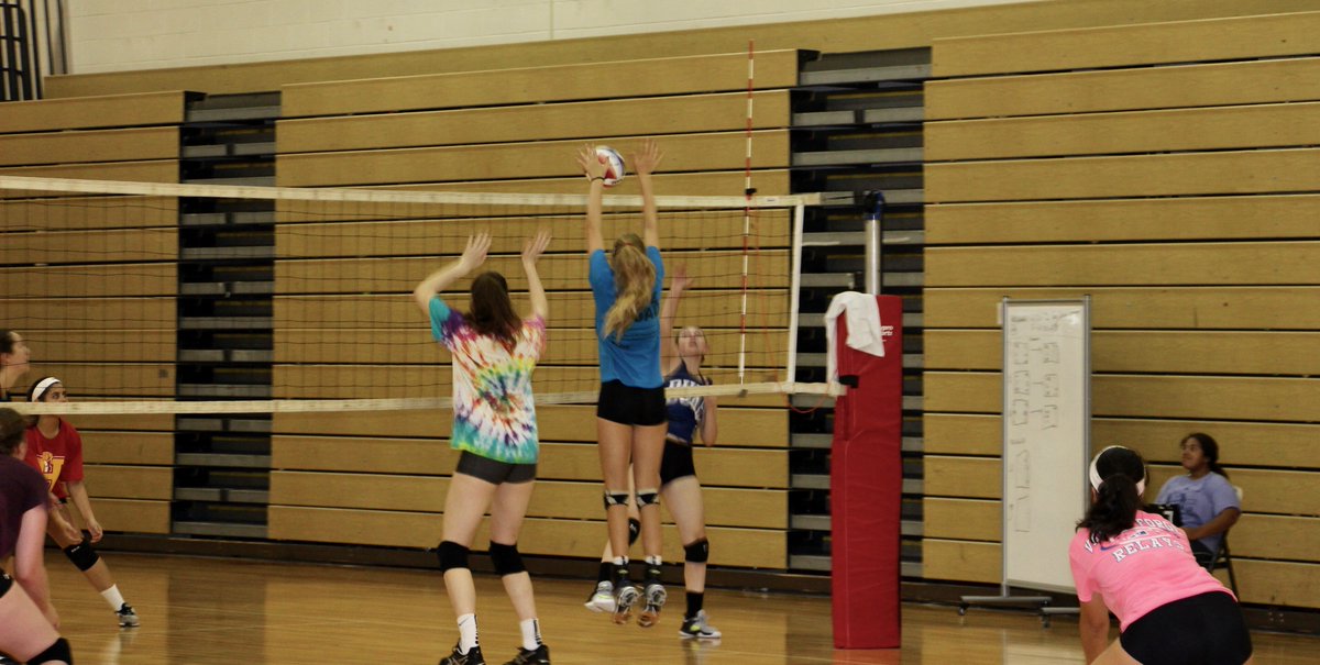 HPrideAthletics's tweet photo. The @Haverford_HS girls volleyball team getting in some practice! #HPride https://t.co/r92NbajeDV