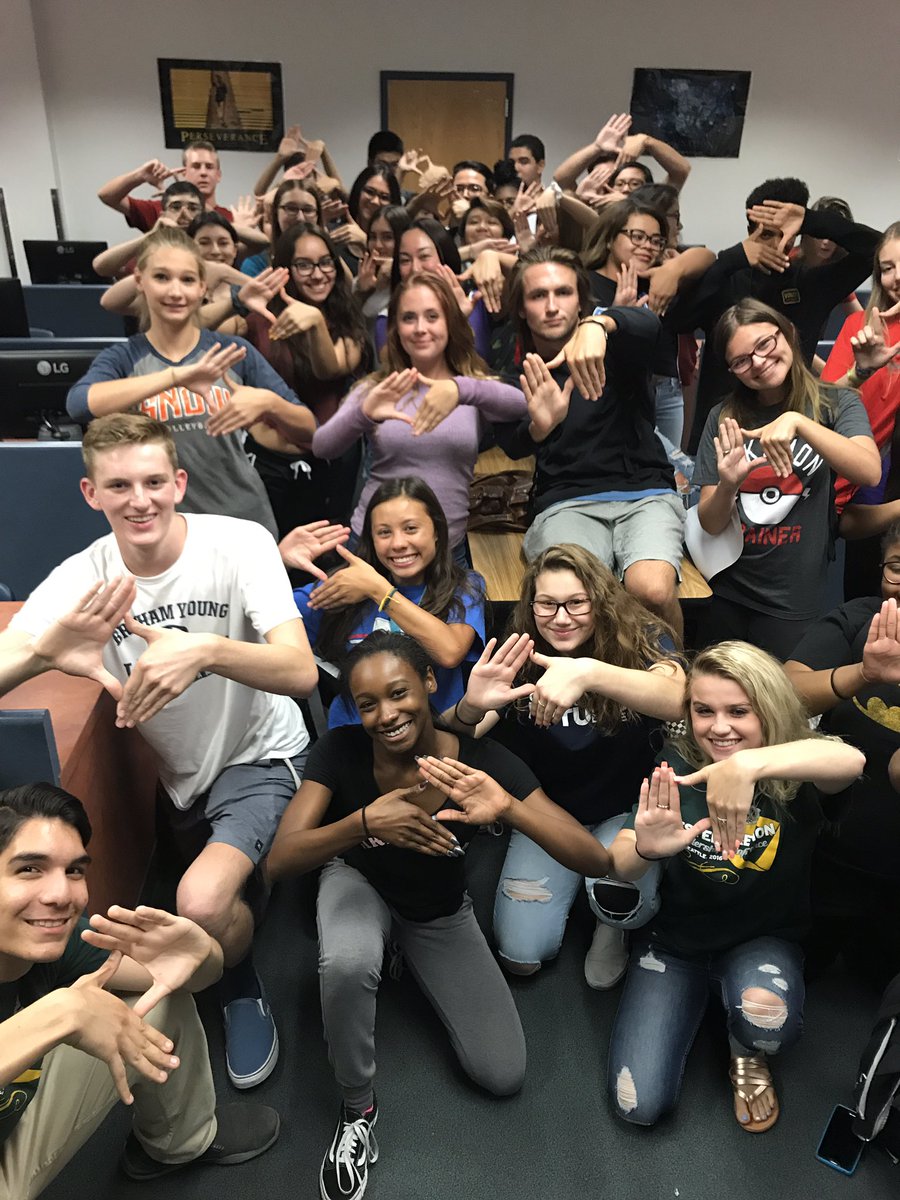 _SRHSDECA_'s tweet photo. First DECA meeting was successful! Thank you for coming &amp; if you missed it, there's always next Tuesday!😃 Information in the bio #DECADENCE https://t.co/lGZPHG6ND5