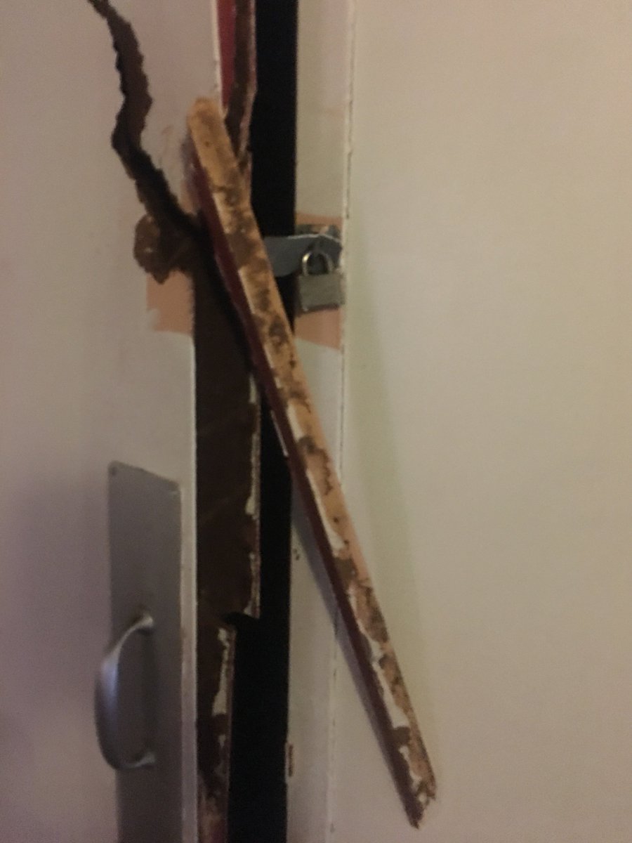 trammisms's tweet photo. @redroofinn I'm embarrassed for those coming to the US to think this how we run our hotels. https://t.co/KEGRfJ6WKJ