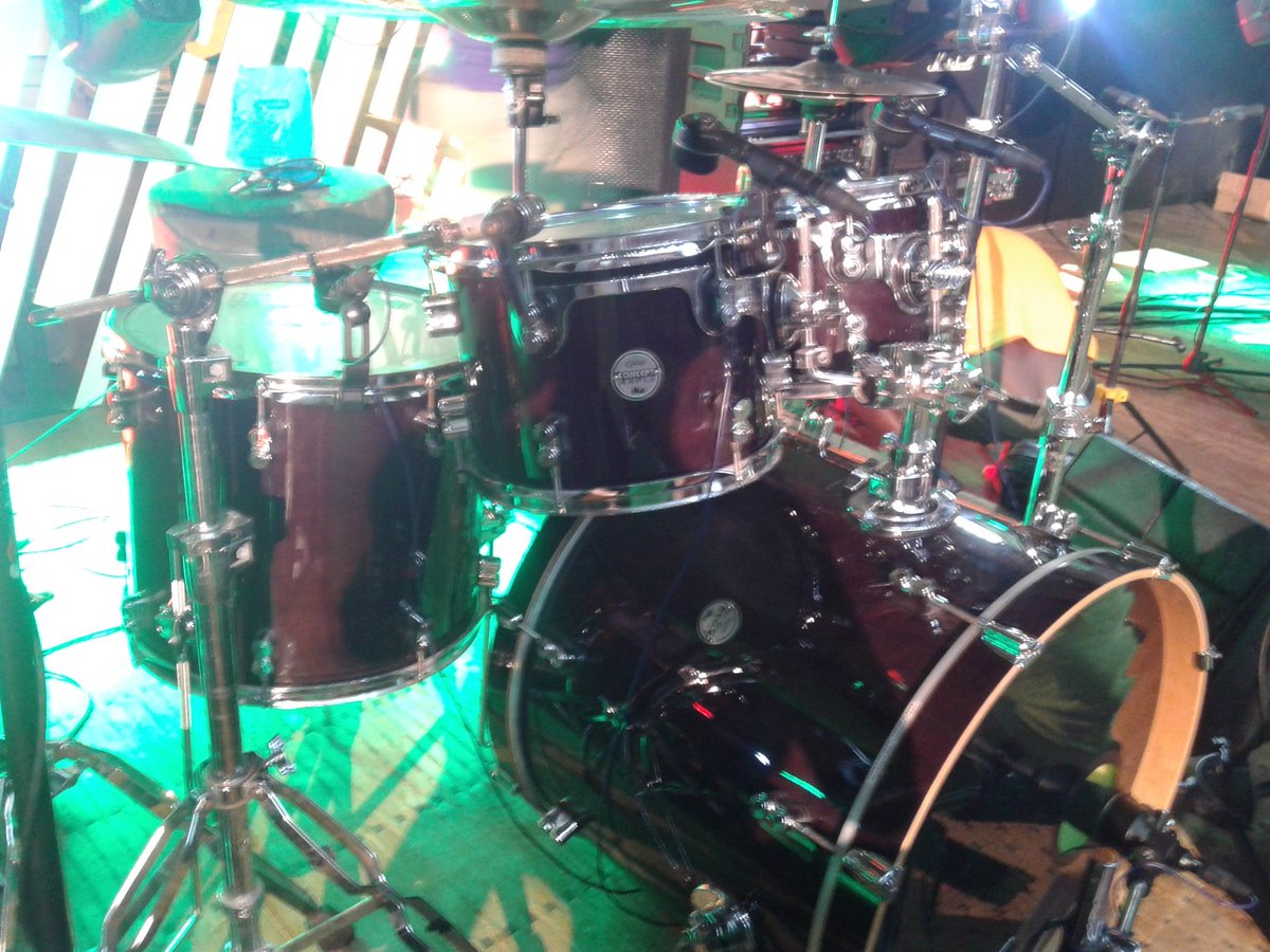 bigjeffwoodie's tweet photo. pdp by dw. Love this drum set
Setup @ iYES 2017 - National Theatre https://t.co/K0JpO4aoJh