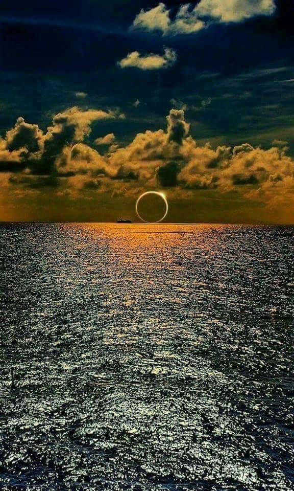 Here we go. It’s time for a bunch of fake #SolarEclispe pictures. I especially “love” this one of the sun in front of clouds. #FakeEclipse