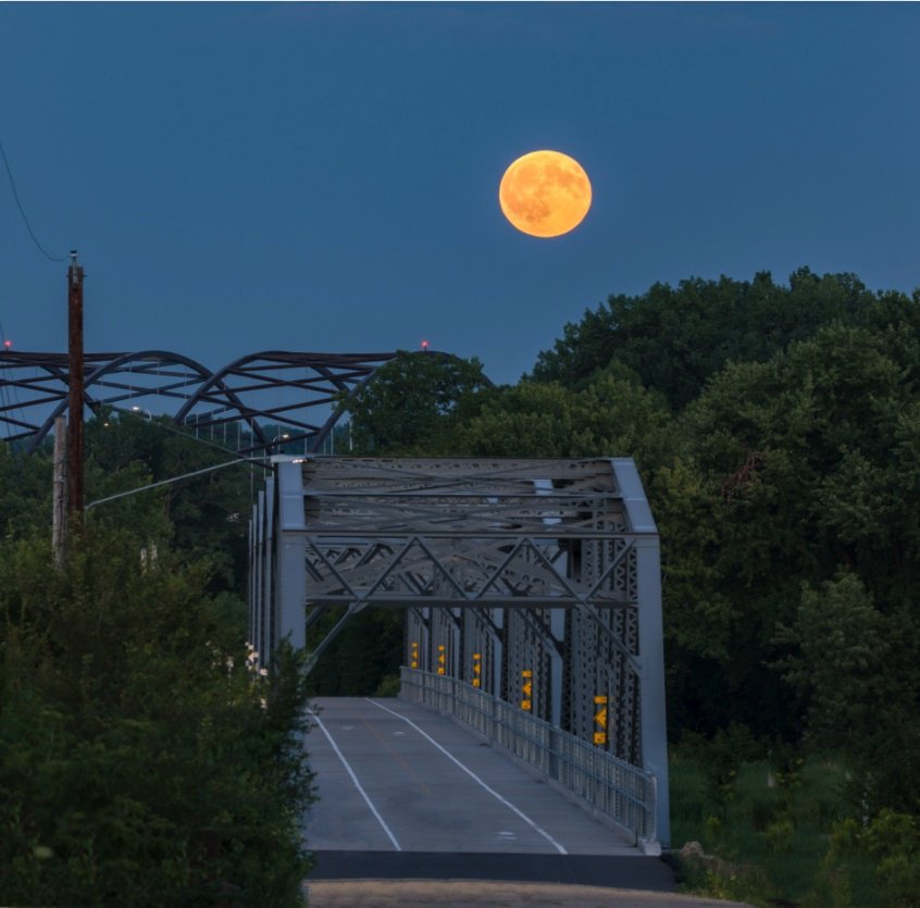 CaptureMN's tweet photo. A tranquil scene as the moon rises on a summer evening.

Photo credit: "Moon over the Cedar Ave bridges" by Don Anderson https://t.co/HGLbFK9AcU