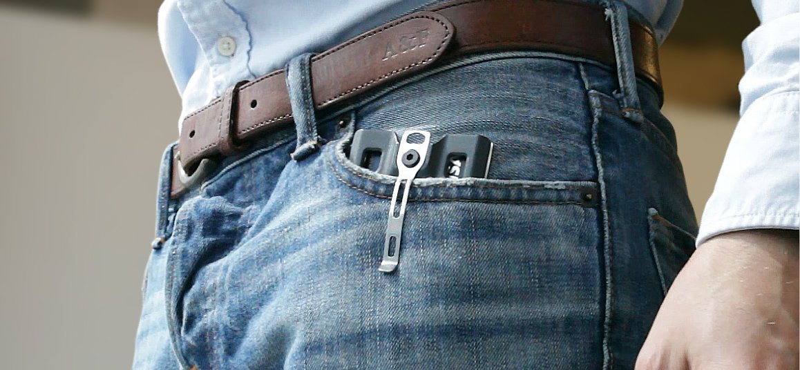 govoproducts's tweet photo. GOVO: The Most Functional and Durable Badge Holder &amp; Wallet

The best way to carry your work ID and credit cards https://t.co/3JlcbUeHHk