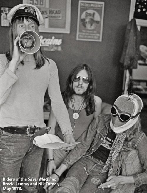 Krushfuck's tweet photo. #DaveBrock, #LemmyKilmister, & #NikTurner of #Hawkwind, c. May, 1973. #SpaceRitual era.
#SpaceRock #PsychedelicRock #SpaceIsDeep #Hippies📷😎 https://t.co/3VVAQS0S3J