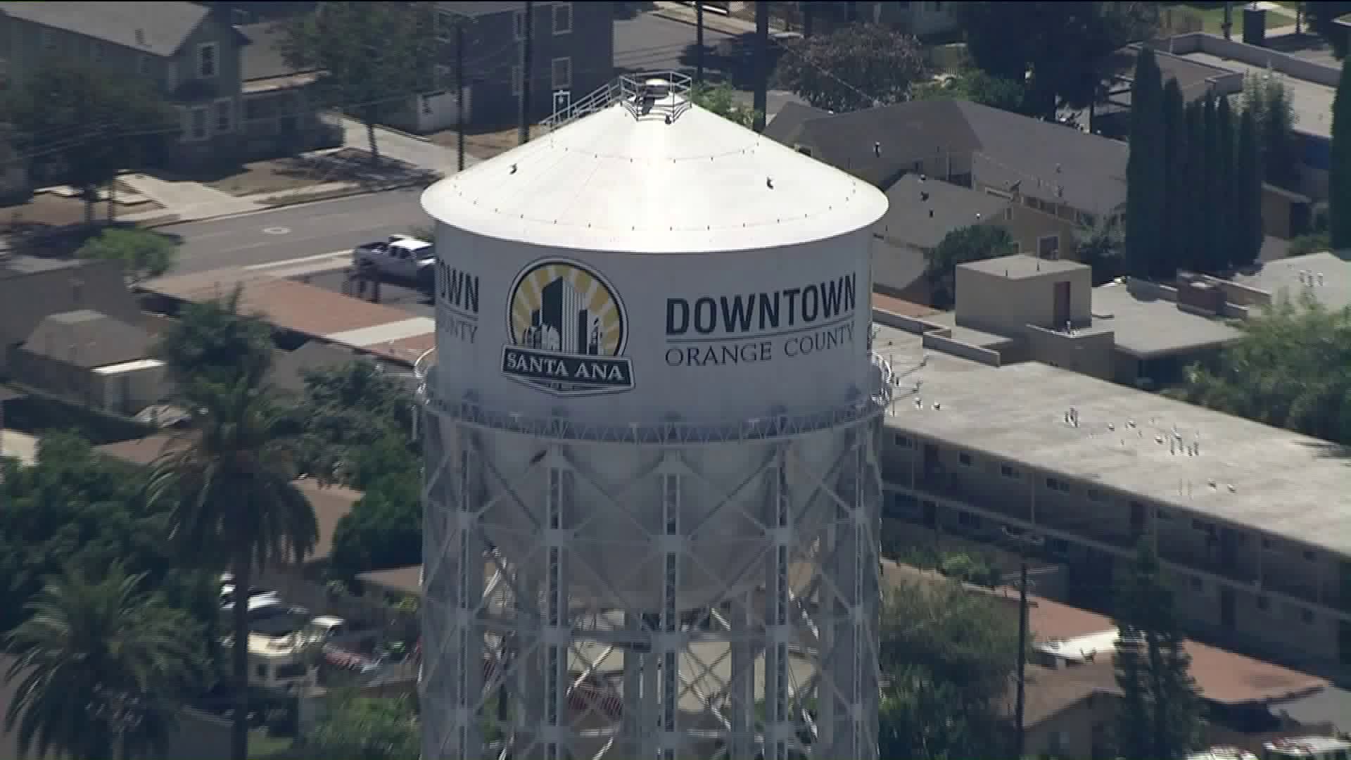 Ktla Breaking Man Carrying Drone Has Climbed To Top Of Water Tower In Santa Ana Police Are There T Co Iqahnndtf2 T Co Jmkscdlolu