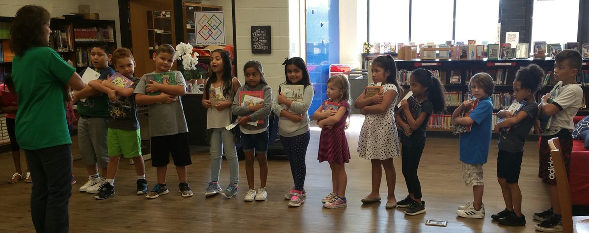 Deniseogesfam's tweet photo. 1st grade hugging their books to keep them safe. #Picarelli♡ https://t.co/dWbHbyIkZm