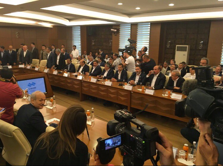 2015 Toplu Sözleşmesinde alkışlar ve sloganlarla imza atanlar, bu yıl imza töreninde ayağa kalkacak mecali dahi bulamadılar.Sebep nedir?