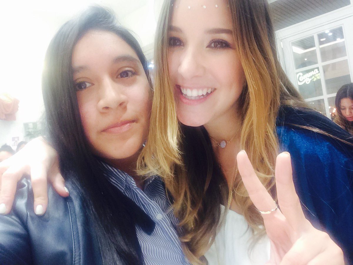 PabloHFCO's tweet photo. Estoy muy orgullosa de ti reina te felicito y sigue logrando todos tus sueños te admiro mucho chinita besos miles @alefuller ❤️💕😘 https://t.co/MfvTaHhpkx
