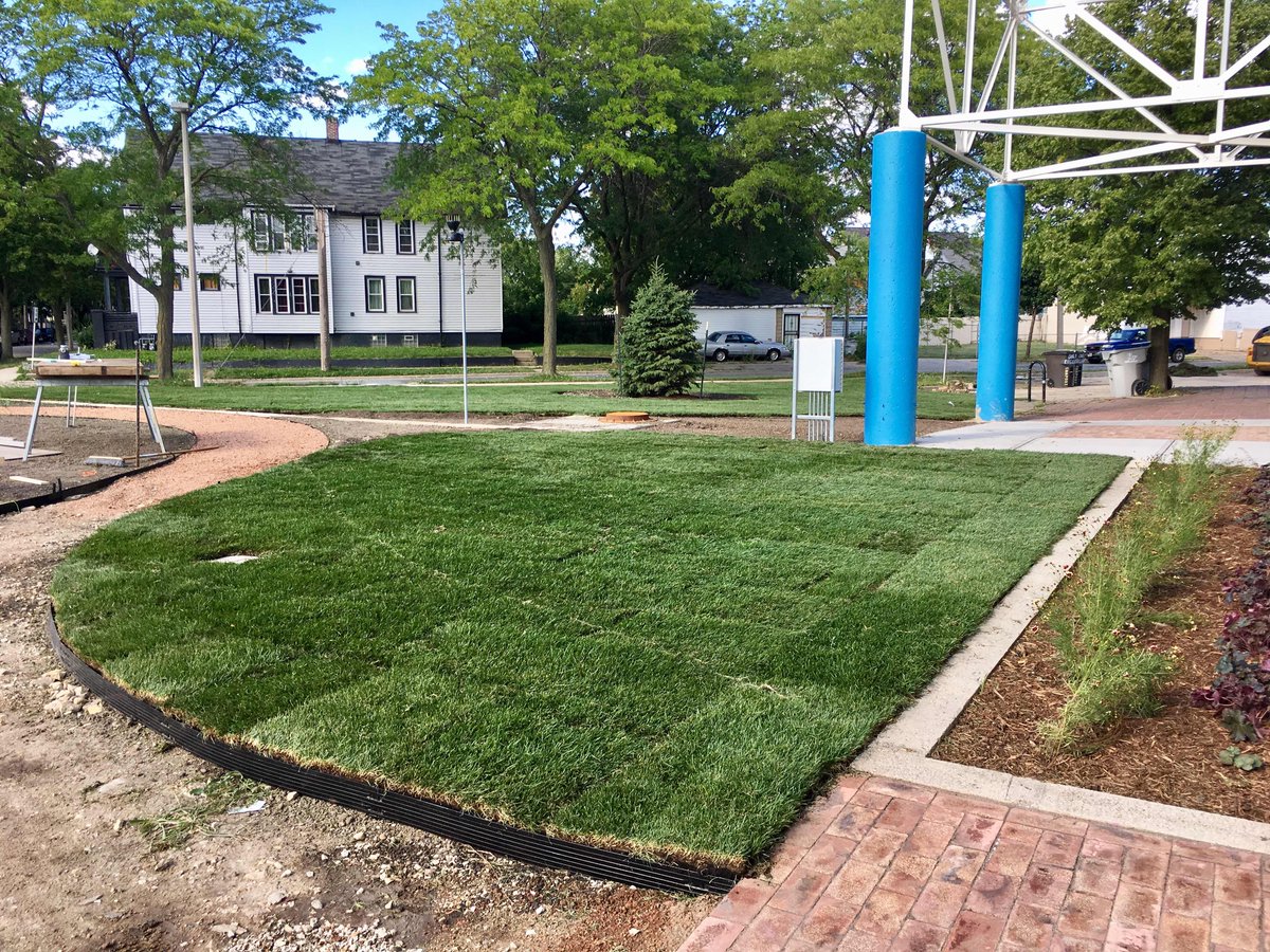 ecoCityMKE's tweet photo. #fondypark17 sod day! 
Great job by #simonlandscaping #mke #mkestrong #milwaukee #lindsayheightsmke @FondyMarket #ecocitymke #urbanpark https://t.co/wSAaDdz4Nn