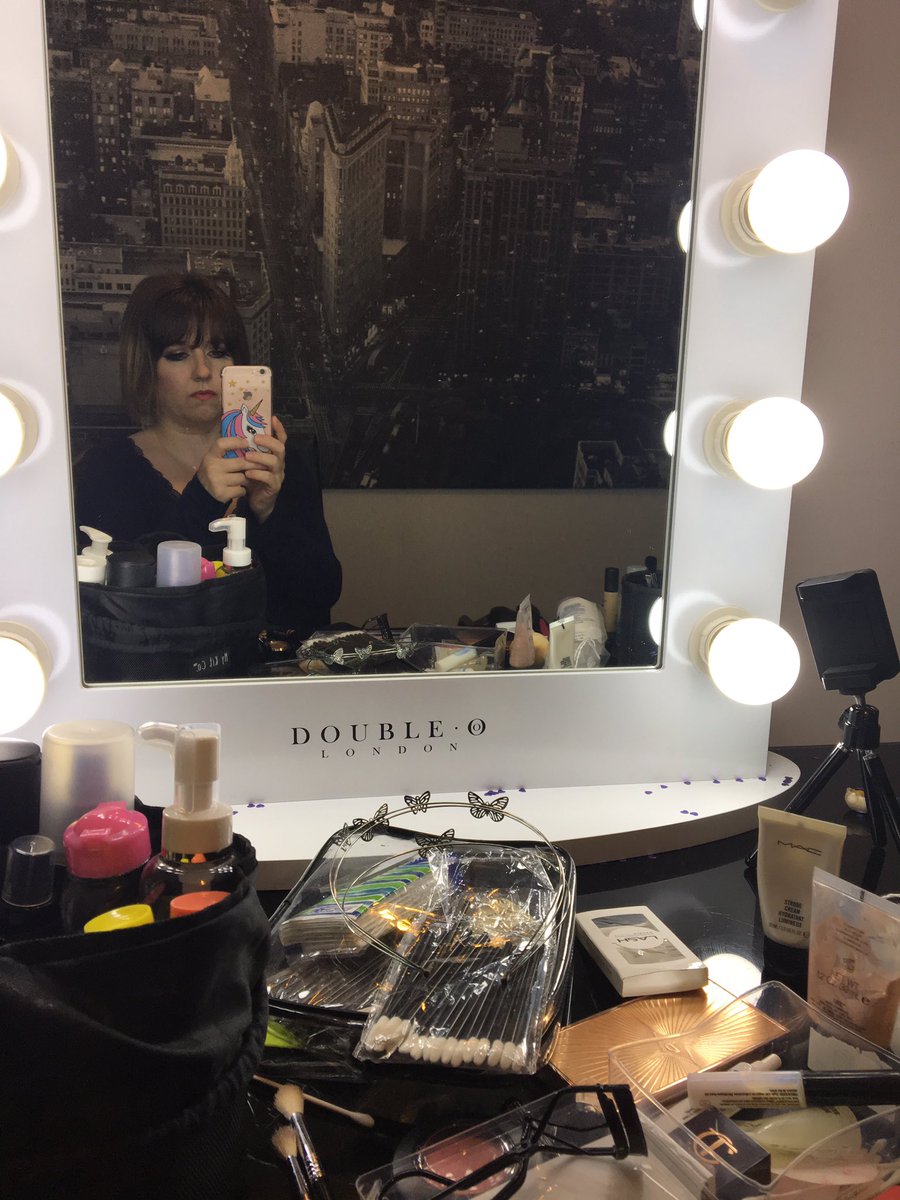 MakeupbyHania's tweet photo. #makeup #makeupartist #makeupbyhania #makeuplights #makeupmirror #mua #selfie #mirrorselfie https://t.co/ilsecsV5gZ