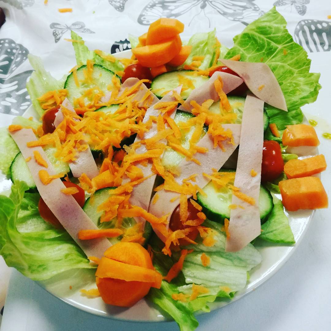 Seeds_4_Success's tweet photo. Loads of salad at Bridging Project. Healthy eating evening, all young people made a salad. #s4s #bridgingproject #youthwork #mere #salad https://t.co/NA8lul0ivZ