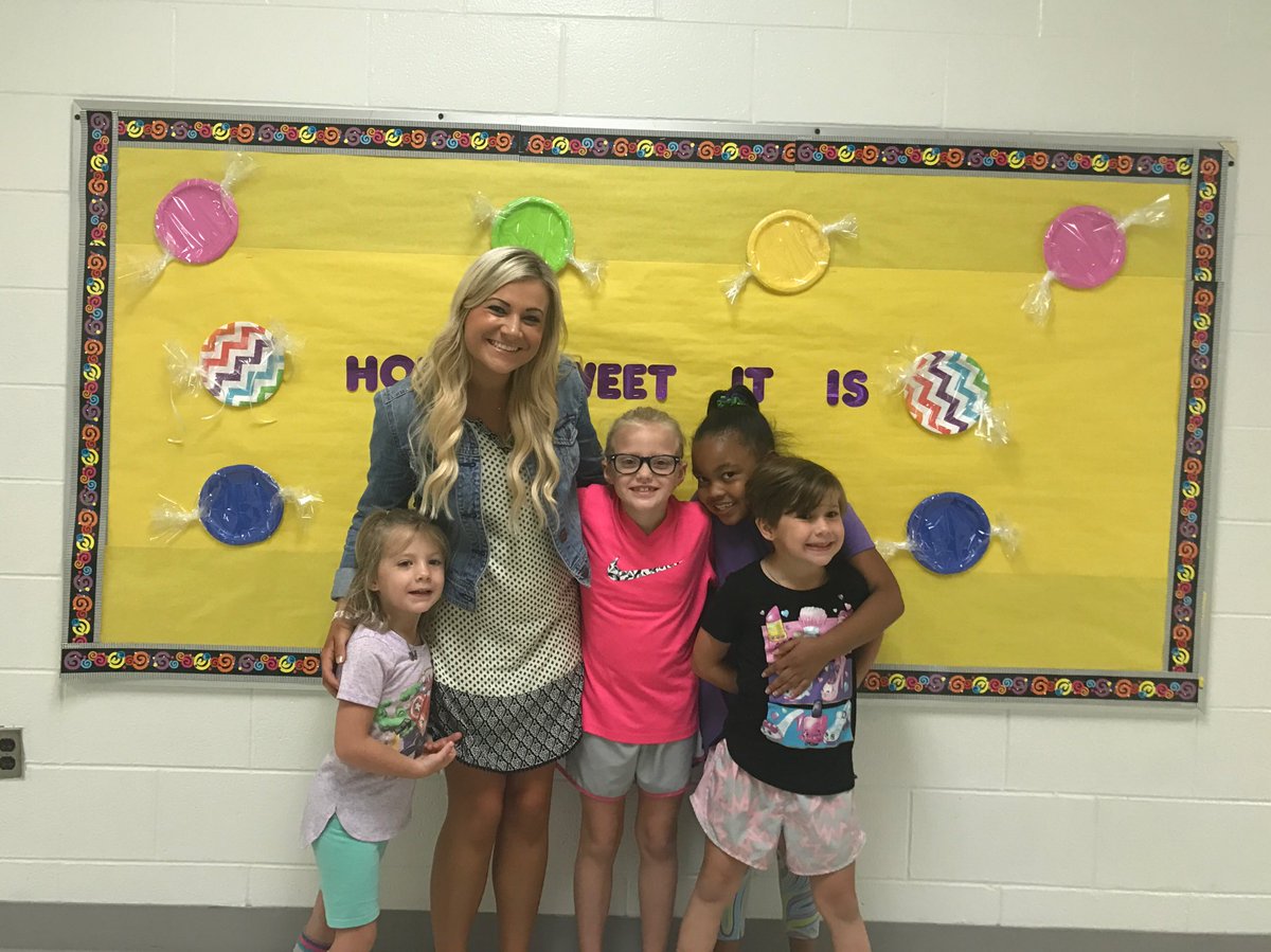 Mrs_MartinOES4's tweet photo. Cute little babes always asking to take selfies 😂💖 @OESrockSTARS @suptking @AnnicePaule @mrsrichards4th @DrTanHarris1 https://t.co/0lt15QYsH1