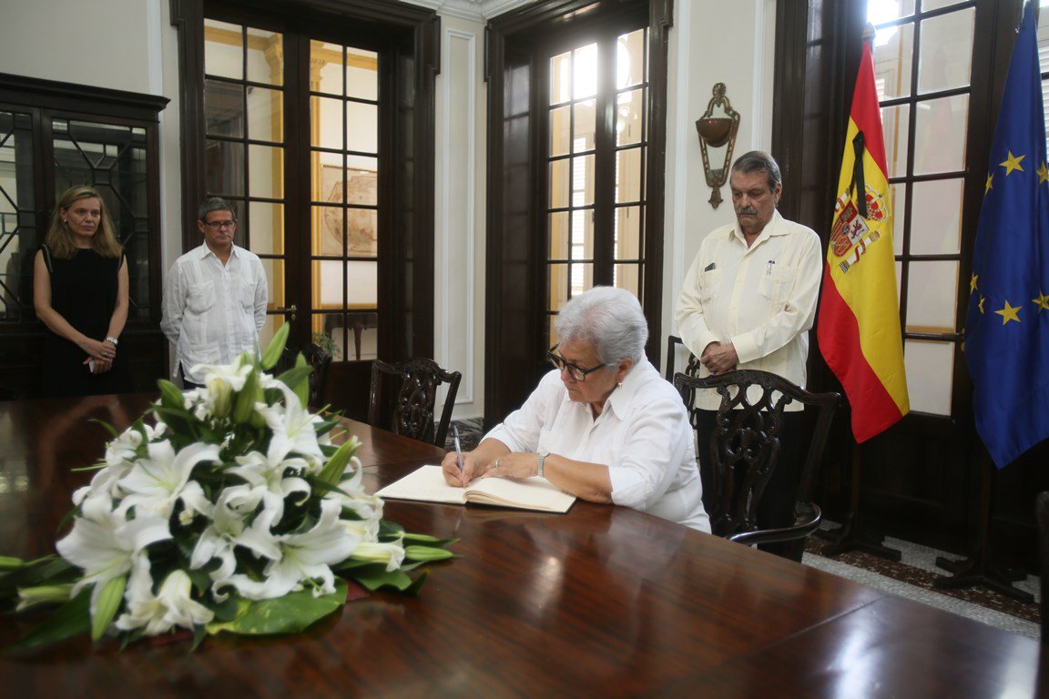 The Cuban officer signed the book of condolences opened at the Embassy of Spain in Havana.