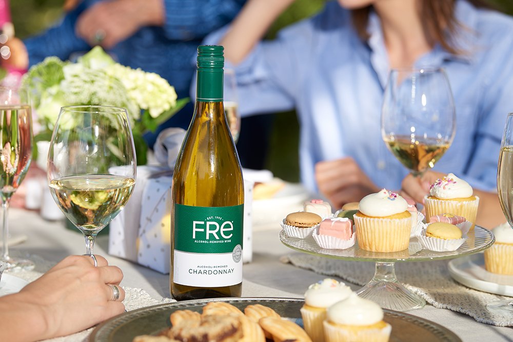 FreWines's tweet photo. Treat yoโ self to cupcakes and Fre Chardonnay today. #AlcoholRemoved https://t.co/W9W3FbNso8