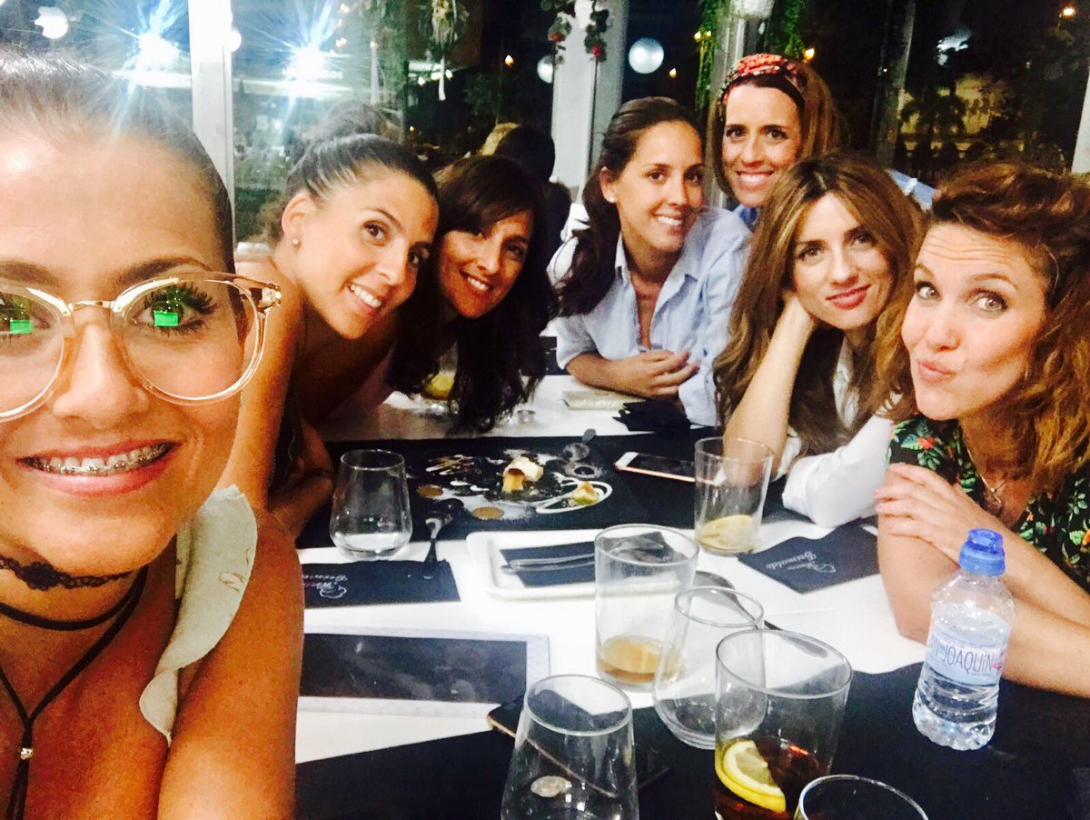 AngelaMolinaRod's tweet photo. Noche especial 👭👭👭 @monti_rocio @Reyesmzrowe @martitajerez @myriJerez #lagomez #ye I LOVE YOU!!!😘😘 https://t.co/1po3Q8epAz