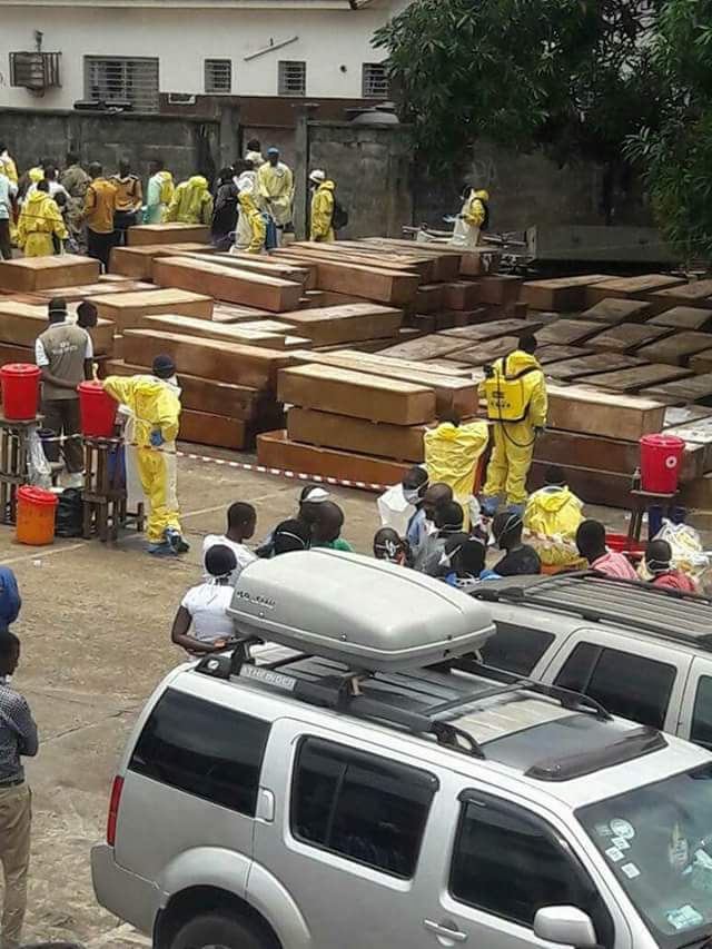 the_real_divaP's tweet photo. Our hearts and prayers are with you Sierra Leone  #prayforsierraleone #youwillriseup  #SierraLeoneMudSlide #SierraLeone ❤❤❤❤ https://t.co/x5ft1g8AKr