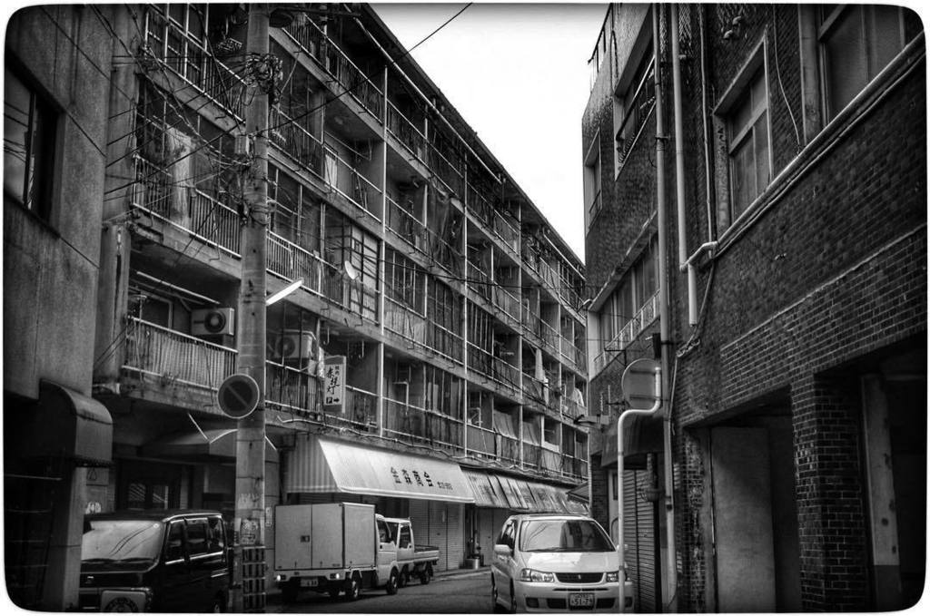 ナカムラ 風呂屋の煙突 Twitterren 下関の古い団地 ベランダにネットが張られ 何処か不気味な感じ 夜ははっきり言って怖い 下関 団地 都市風景論 T Co H8hglbpf43