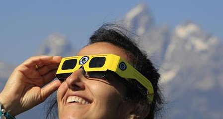 Univision's tweet photo. ¿Qué sucede después de #ElGranEclipse? https://t.co/A84H971NTc https://t.co/3llbVgnD9f