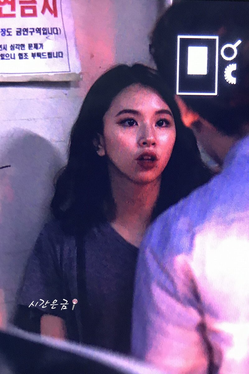 chaeypics's tweet photo. ok chaeyoung we get that you're the prettiest girl to ever exist https://t.co/aSjhpAELug