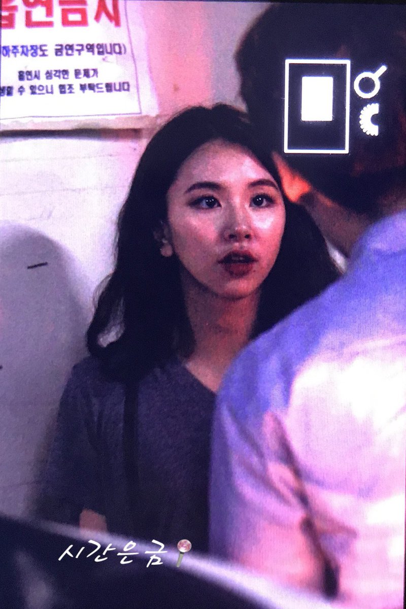 chaeypics's tweet photo. ok chaeyoung we get that you're the prettiest girl to ever exist https://t.co/aSjhpAELug