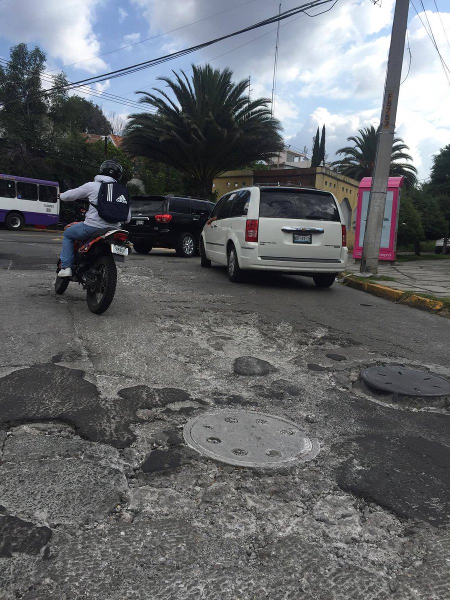 AleAres's tweet photo. ¡URGE ARREGLEN PAVIMENTO DE LA GLORIETA Av. de las Fuentes y Fuente de Trevi en Tecamachalco! Queremos ver si #NaucalpanCumple #Tecamachalco https://t.co/88LQ5YeWbK