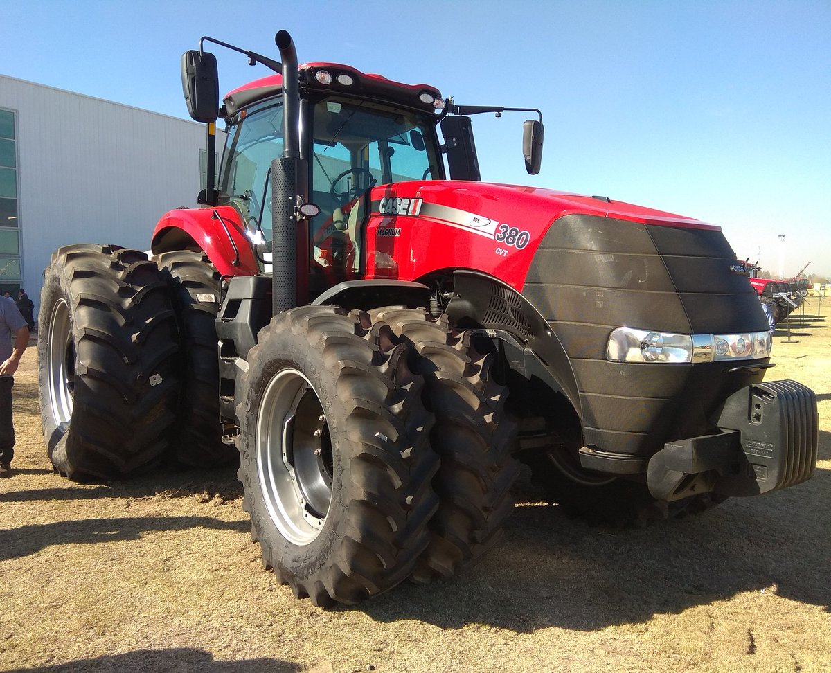 Estebanteijo's tweet photo. Nuevo @CaseIHArg Magnum 380 CVT presentado en el #CaseIHExperience en la moderna planta de #CaseiH en Córdoba https://t.co/IVG8G5PWk9