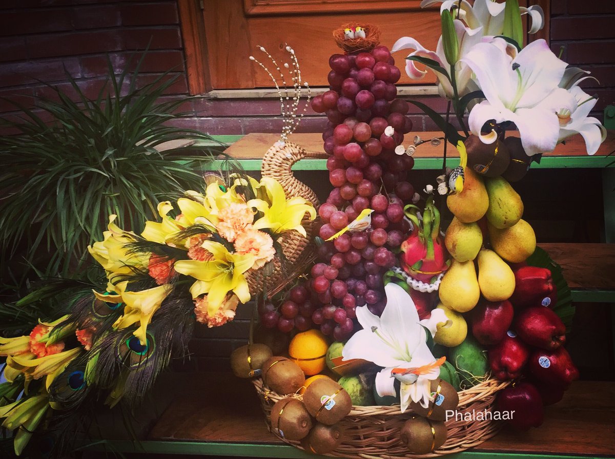 phalahaar's tweet photo. #thepeacock #strikesback #trending #fruitbouquet #weddingcelebrations #weddingfruittokra #fruittokra #freshfruits #choiceoffruits #customise https://t.co/IHqH4h8GoT