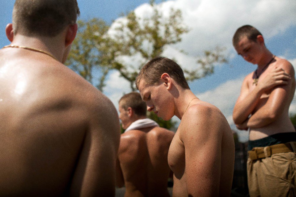 Watch: Harris Dickinson Gets Pillow Talk-y in “Beach Rats” thepridela.com/2017/08/watch-…