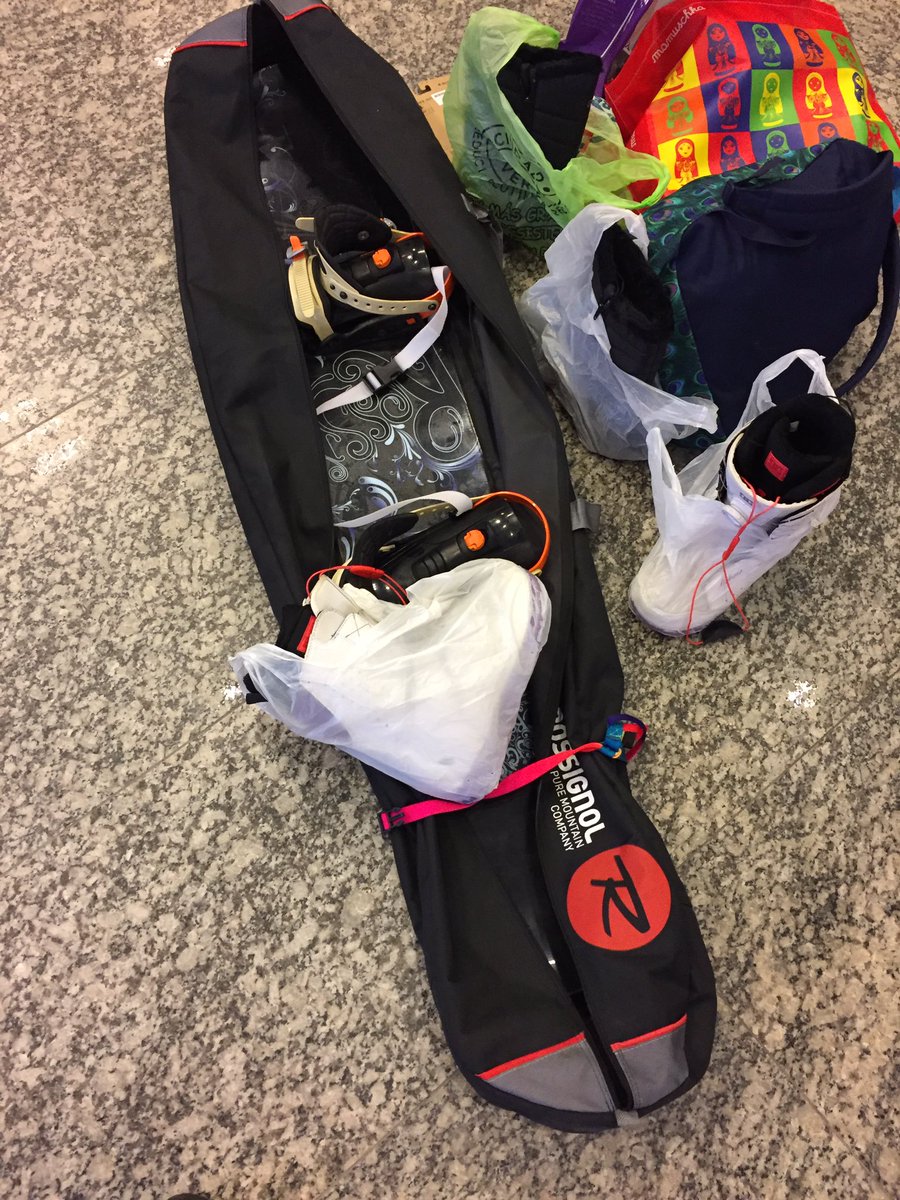 elubujan's tweet photo. @LATAM_ARG asi llegó mi equipaje deportivo. VERGÜENZA https://t.co/54jgot4I7C
